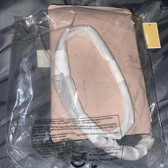 Light Pink Micheal Kor’s Purse !! - Picture 2 of 7